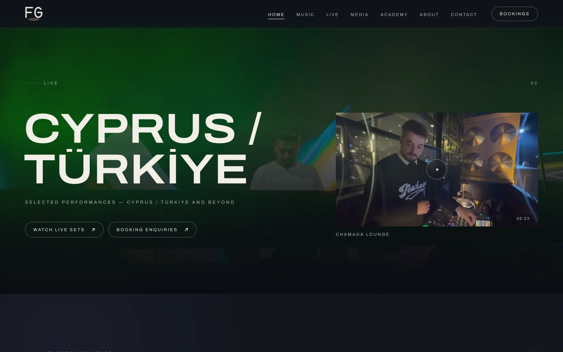 Fırat Gürel web sitesinde canlı performans bölümü ve set videosu